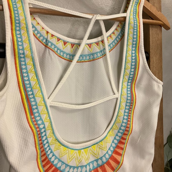 Lulumari Embroidered Open Back Top - Picture 4 of 6